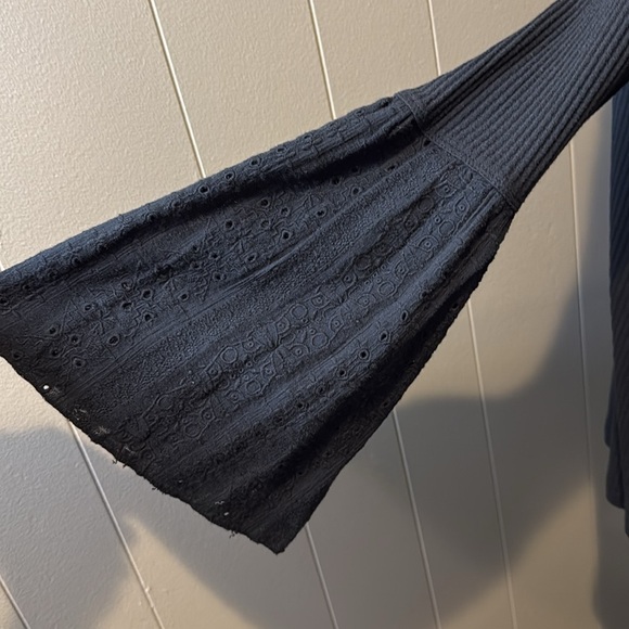 Free People Women’s Extra Small Ribbed Knit Eyelet Bell Sleeve V-Neck Trapeze - Picture 5 of 10